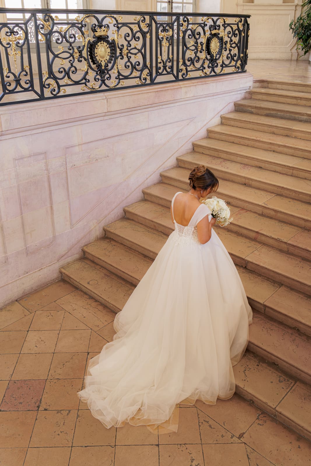 Photographe de mariage à Dijon — la mariée dans l'escalier d'honneur