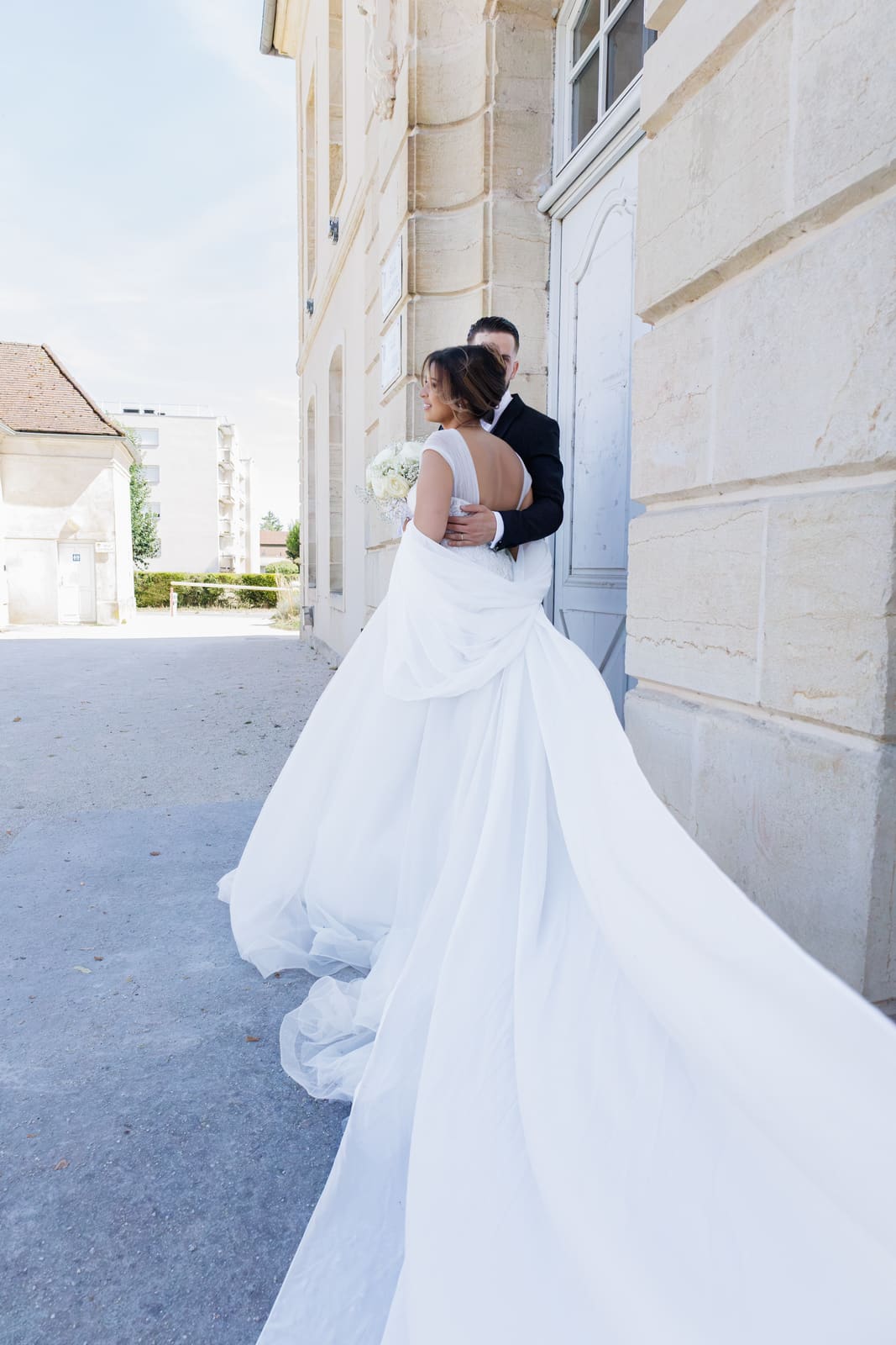 La traîne de la mariée déployée le long du mur